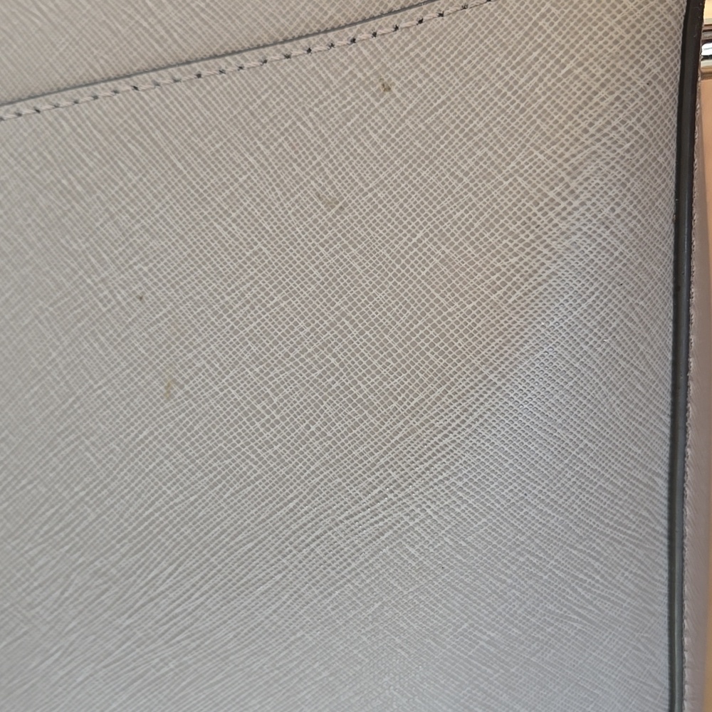 🩶 Michael Kors Light Gray Voyager Large Tote Silver Hardware - Picture 13 of 16